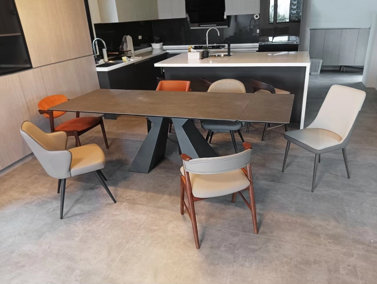 展開伸縮餐桌搭配黑色岩板餐桌桌面