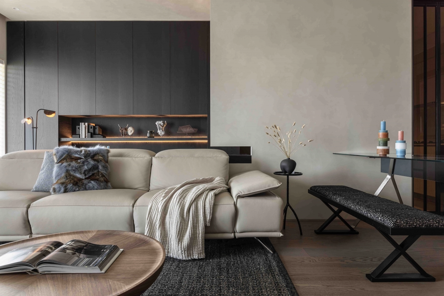 淺米灰色的全組牛皮電動沙發