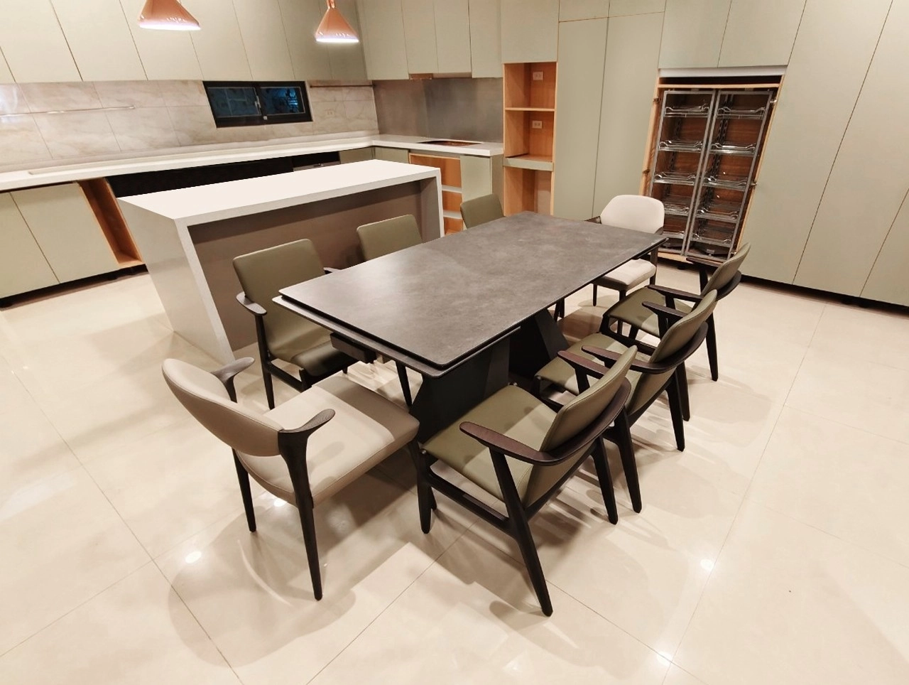 伸縮餐桌搭配黑色岩板餐桌面