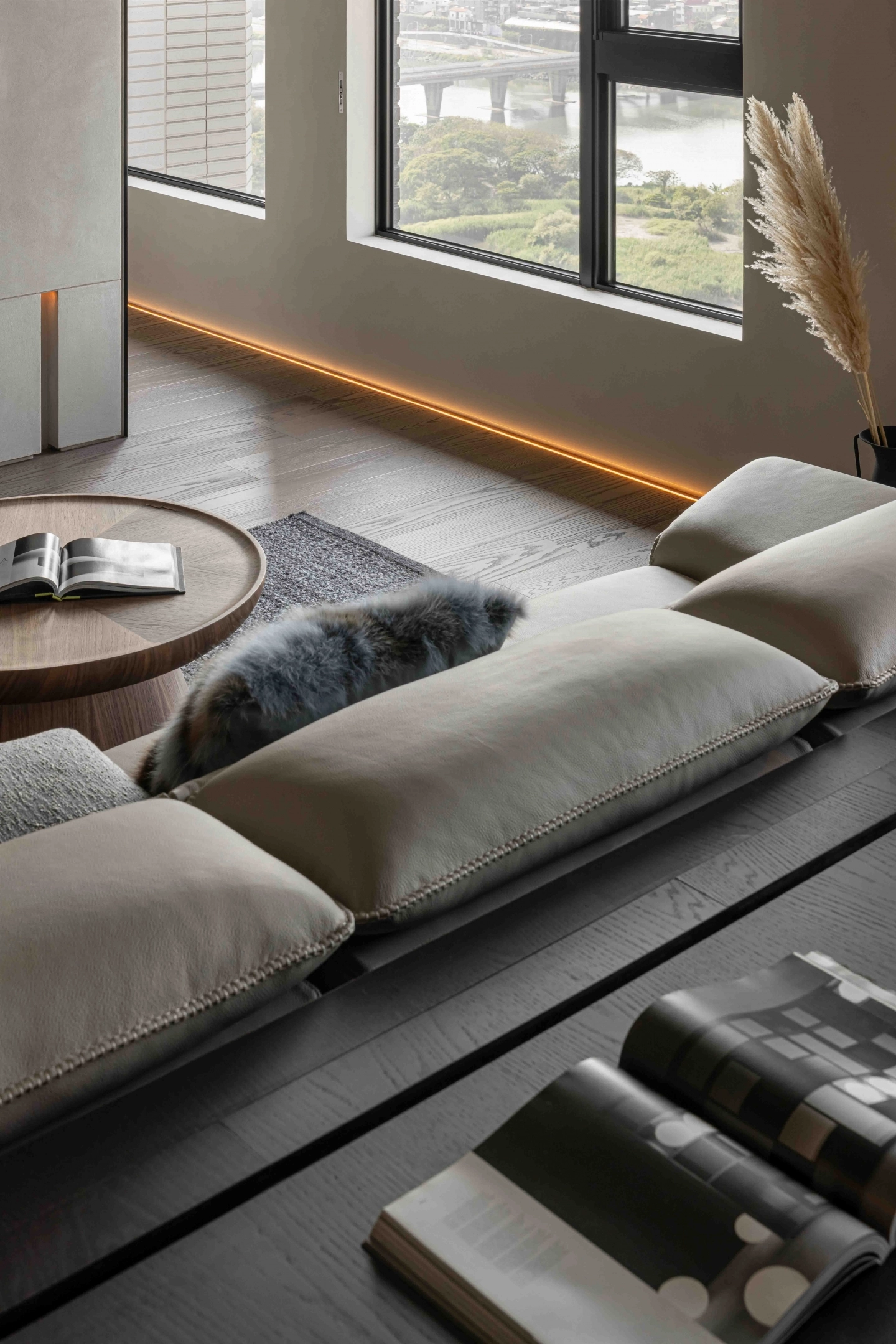 沙發頭枕部分採用全牛皮材質,提供舒適的服貼與透氣效果