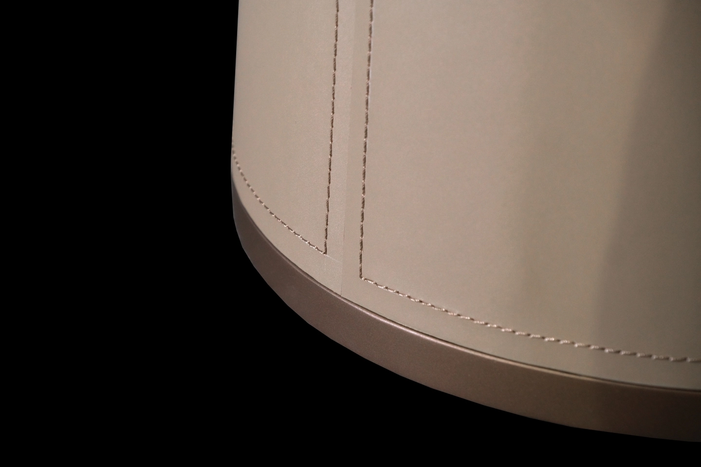 餐桌腳座採用馬鞍皮革包覆,並與異材質金屬腳座結合