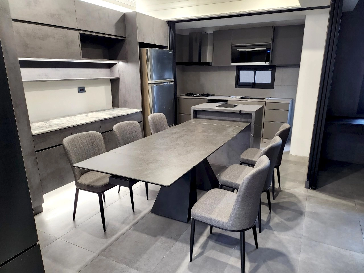 伸縮餐桌黑色桌面單邊靠在中島