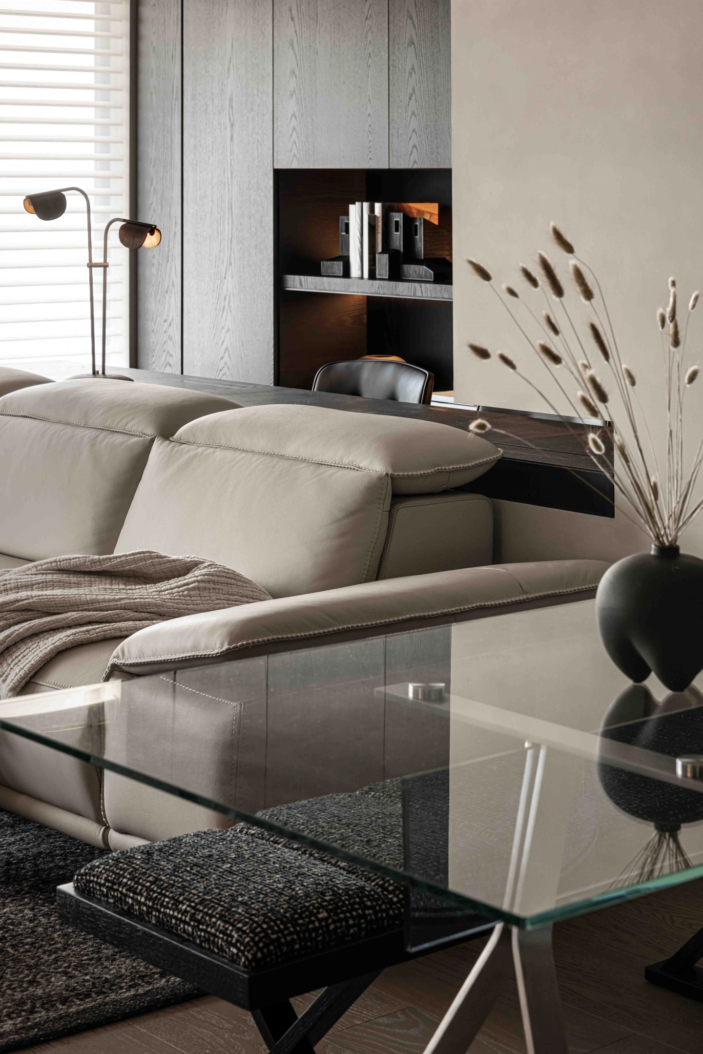 電動沙發的頭枕處可調整傾斜角度與高背、低背沙發呈現不同的沙發視覺效果