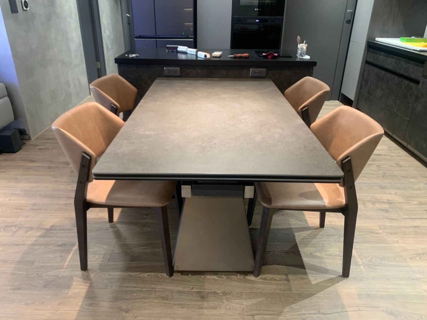 黑色伸縮餐桌單邊靠中島吧台