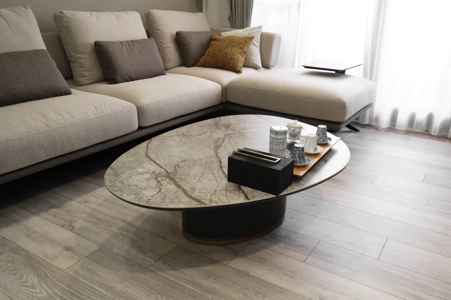 義大利製造陶板茶几以馬鞍皮革為茶几底座