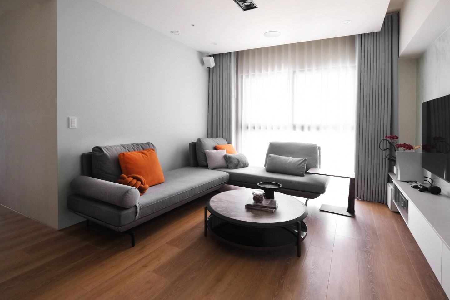 灰色貓抓布沙發搭配胡桃木全實木小邊几