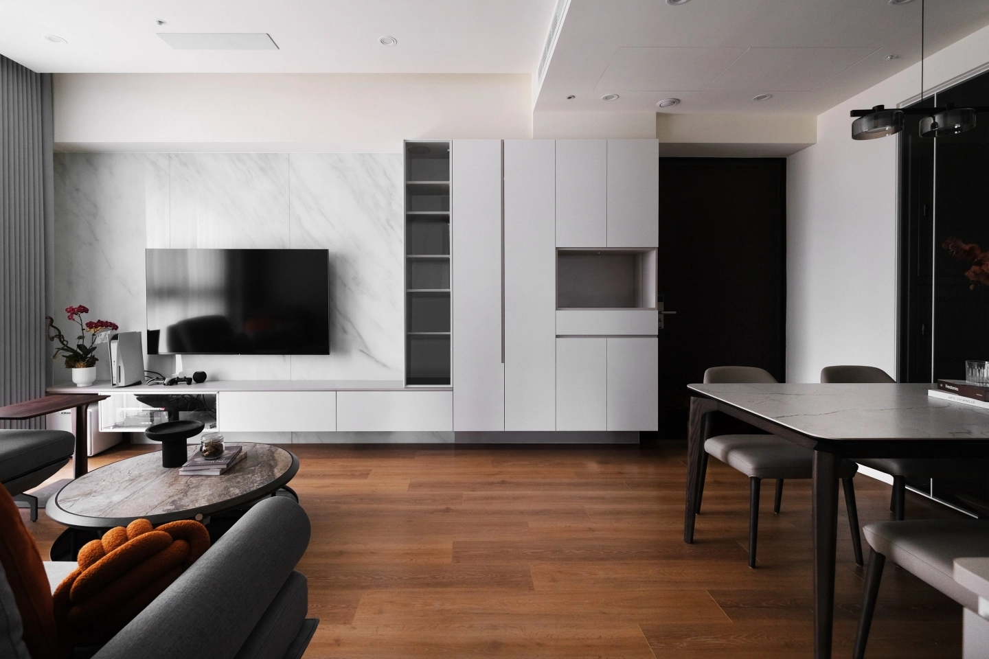 實木餐桌款式搭配淺灰色布沙發與岩板茶几