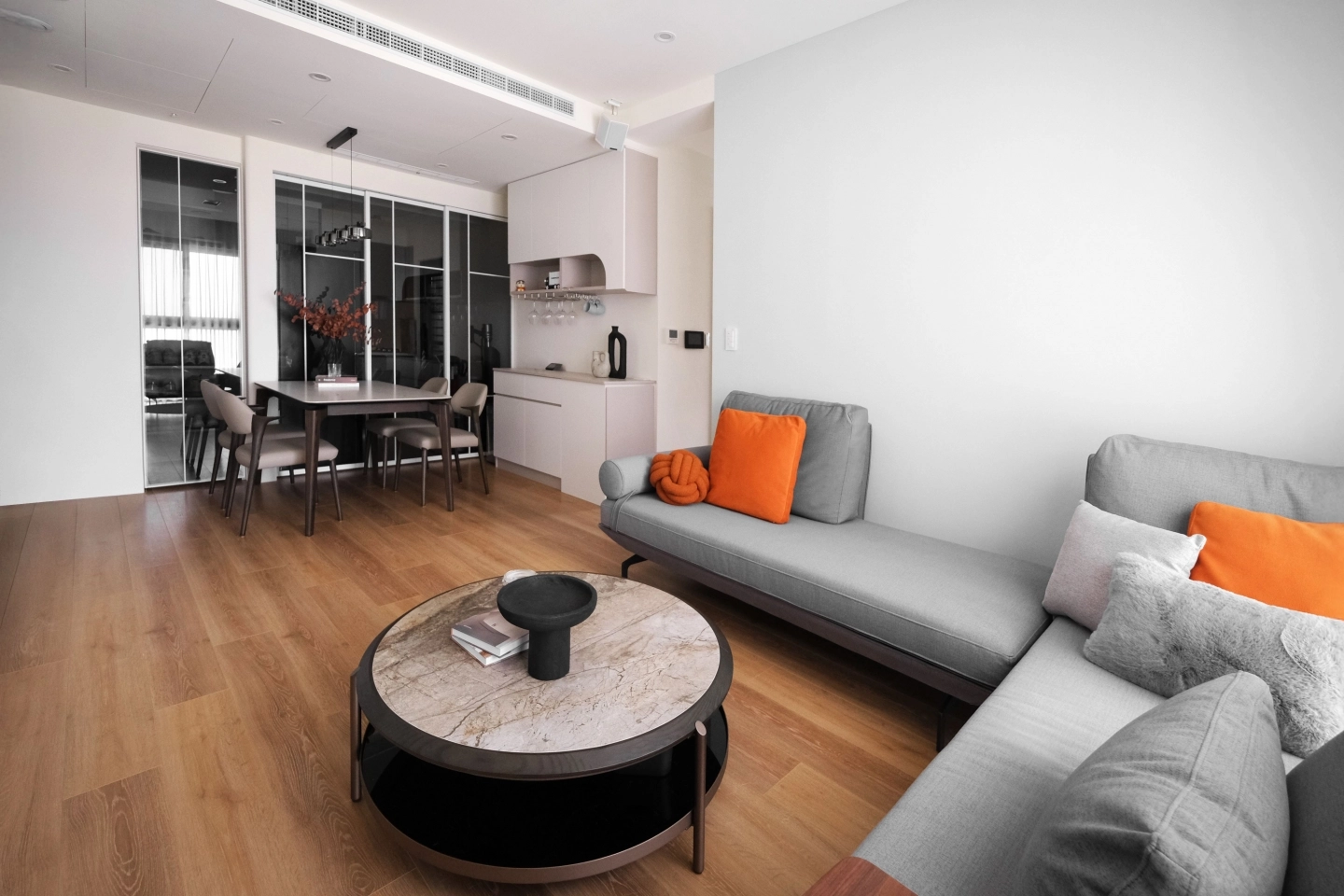 西班牙陶板圓茶几搭配實木腳做餐桌椅