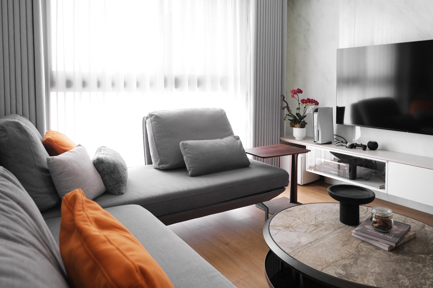 淺灰色沙發搭配陶板茶几