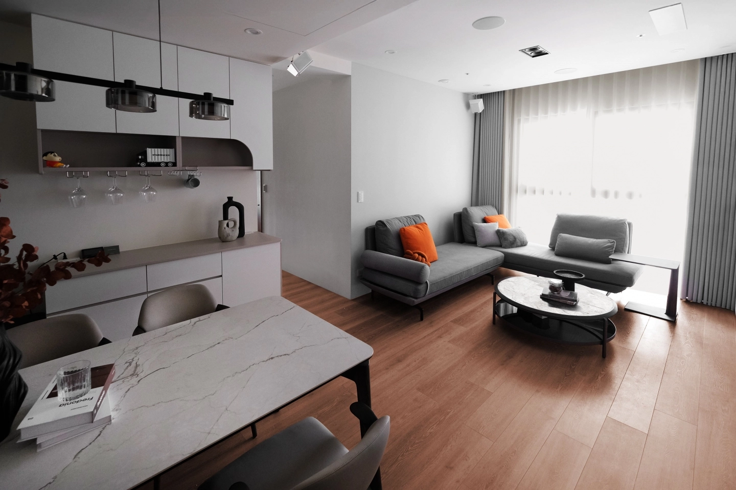 義大利製造朔月大板磚餐桌搭配灰色貓抓布沙發