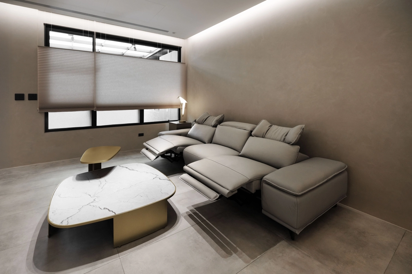 客製化茶几與灰色牛皮電動沙發