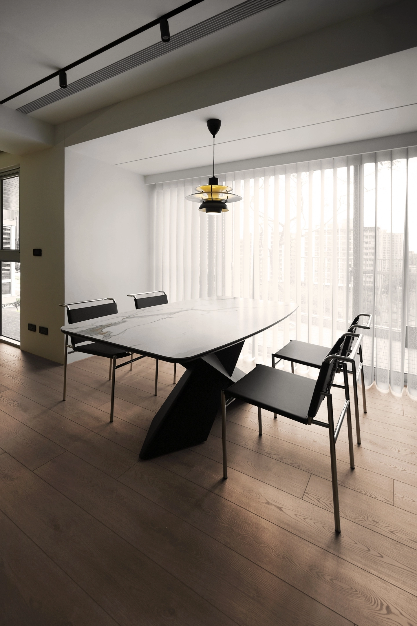 訂製款餐桌採用金屬底座設計