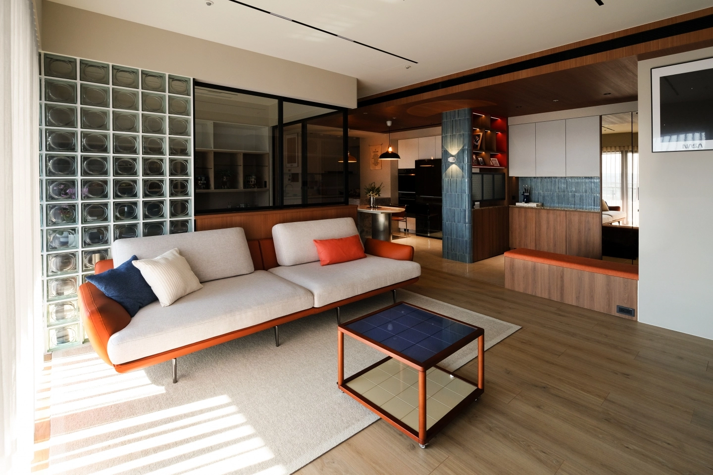 一字型三人沙發搭配不鏽鋼腳座餐桌