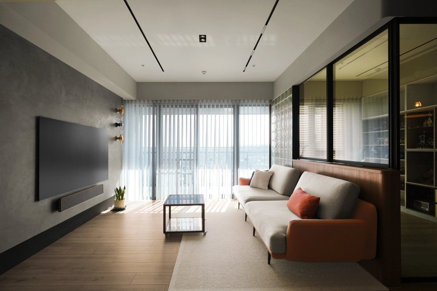 客廳擺設一字型三人坐低背布沙發