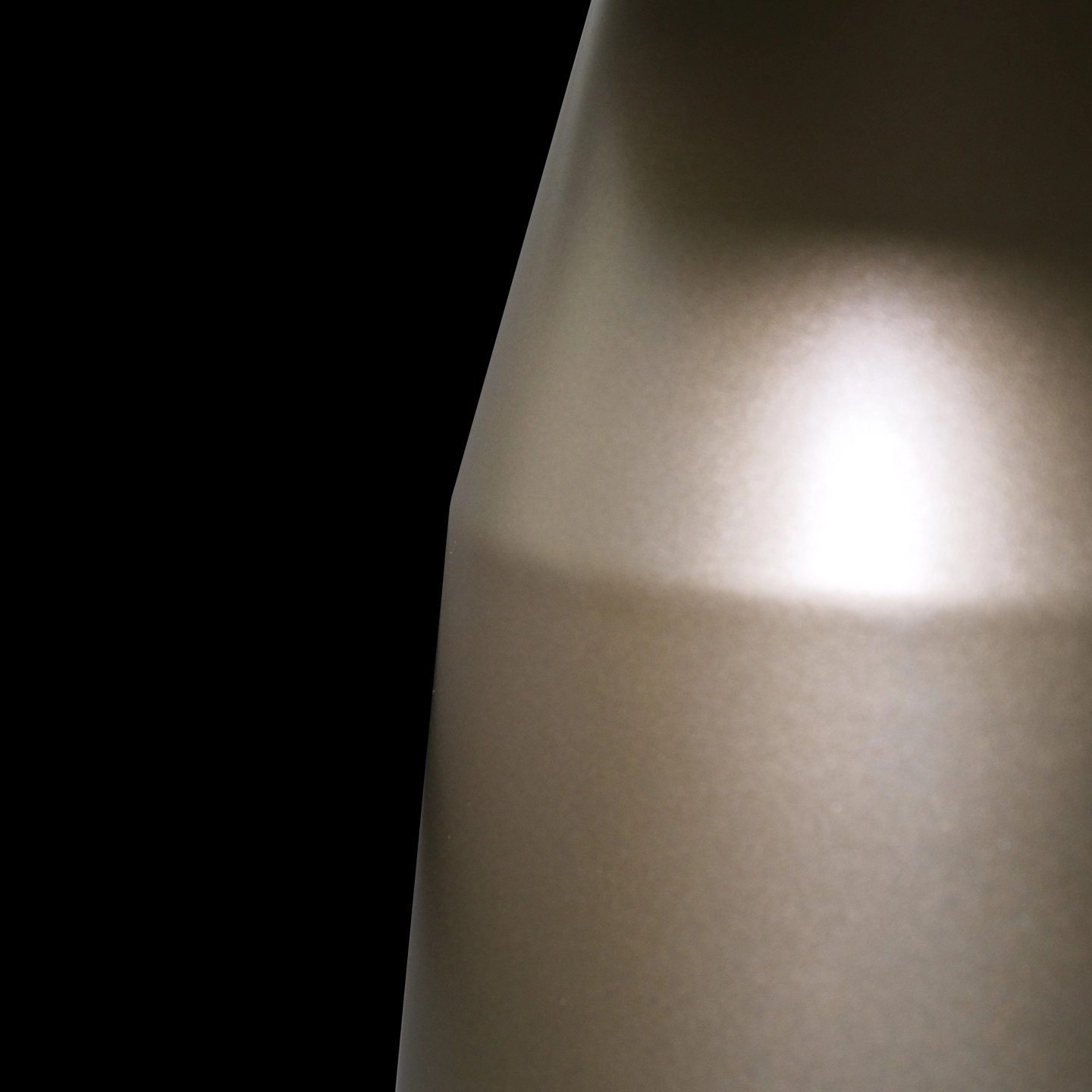 茶几腳座使用金屬材質烤漆面料