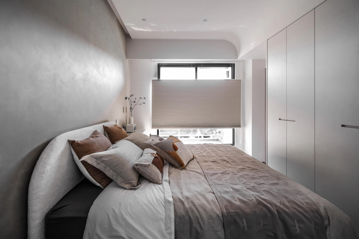 白色雪尼爾布料的圓弧形床頭片