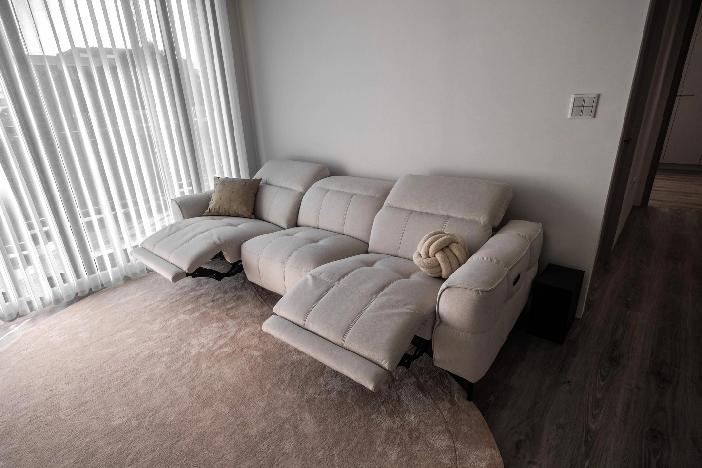 一字型電動沙發頭枕可調整與電動調整座位角度