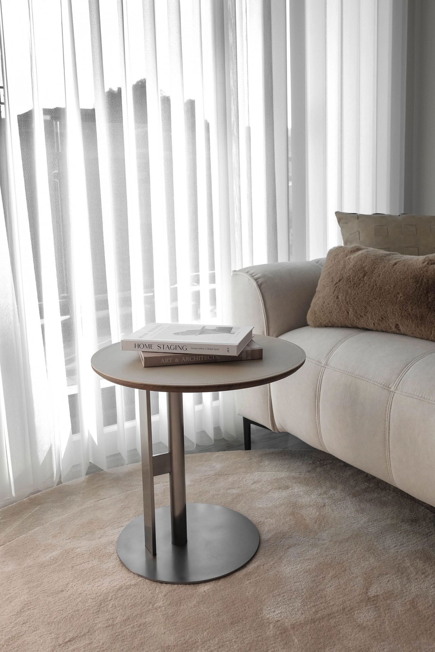 馬鞍皮桌面與不鏽鋼金屬腳座的小茶几