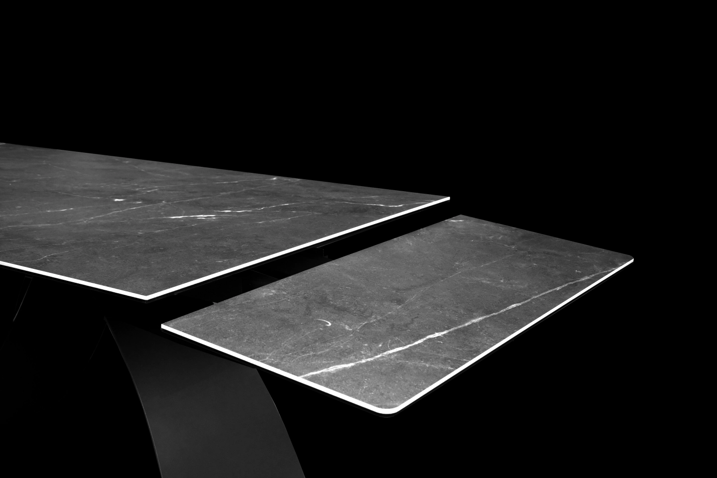 輕鬆伸縮調整桌面尺寸,且具備極高穩定性