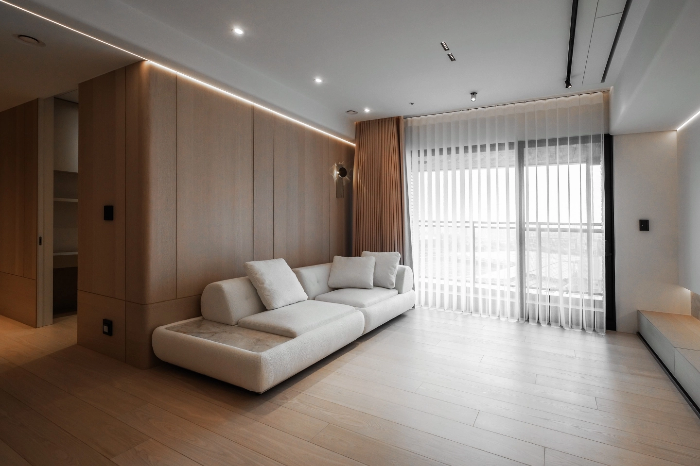 復刻訂製一字型沙發搭配白色布款沙發