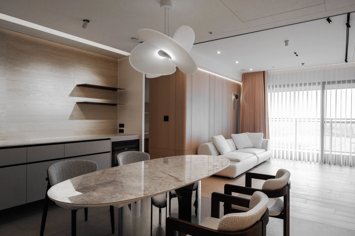 客廳使用亮面義大利製造陶板餐桌