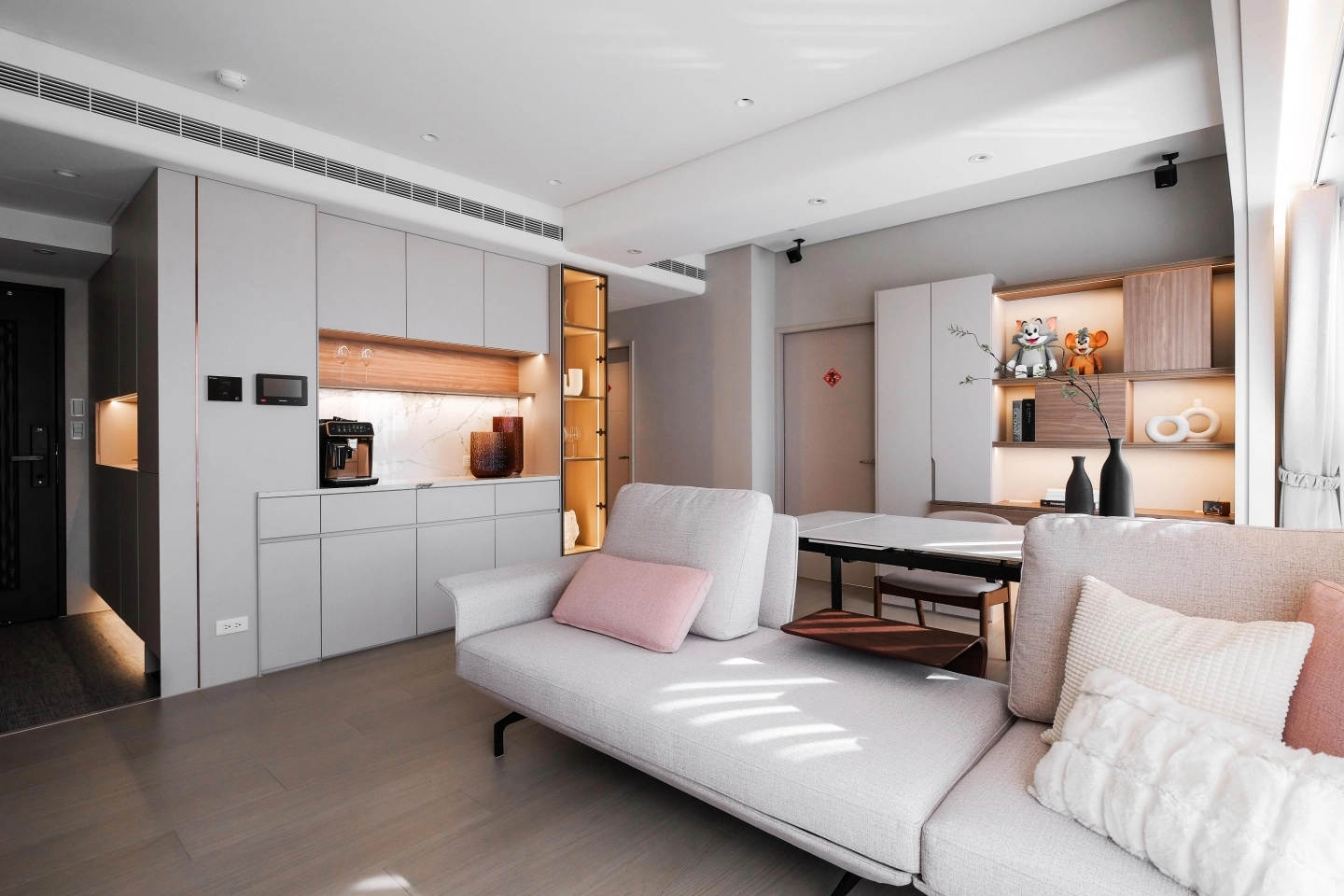 貓抓布沙發搭配實木扶手板,全組沙發背枕,扶手皆為可移動調整式