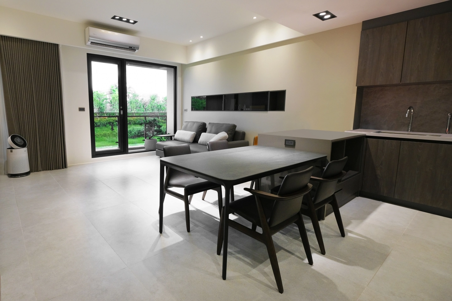 訂製黑色西班牙陶板的餐桌款式