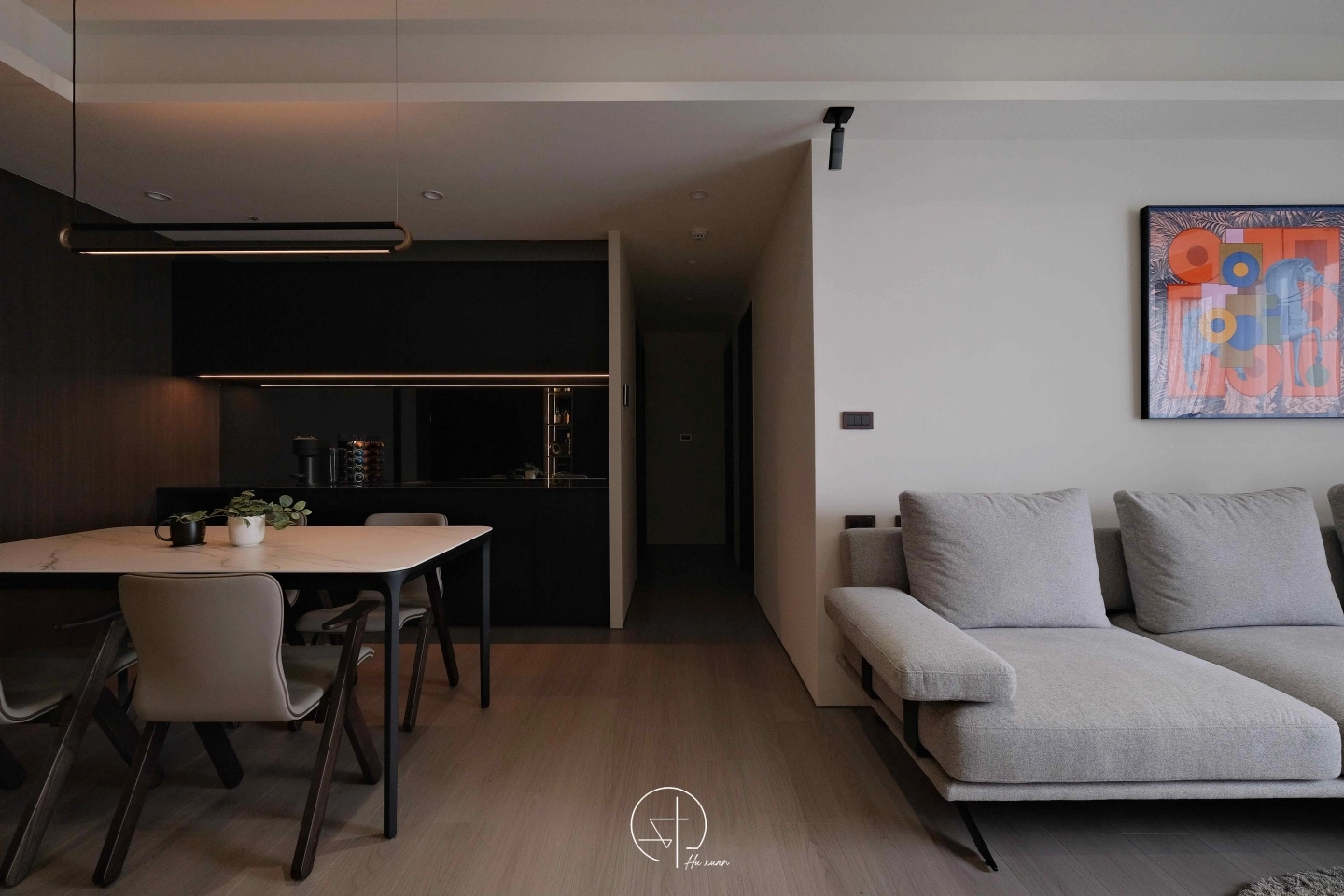 開放式空間擺設西班牙進口陶板餐桌與亞麻布沙發款式