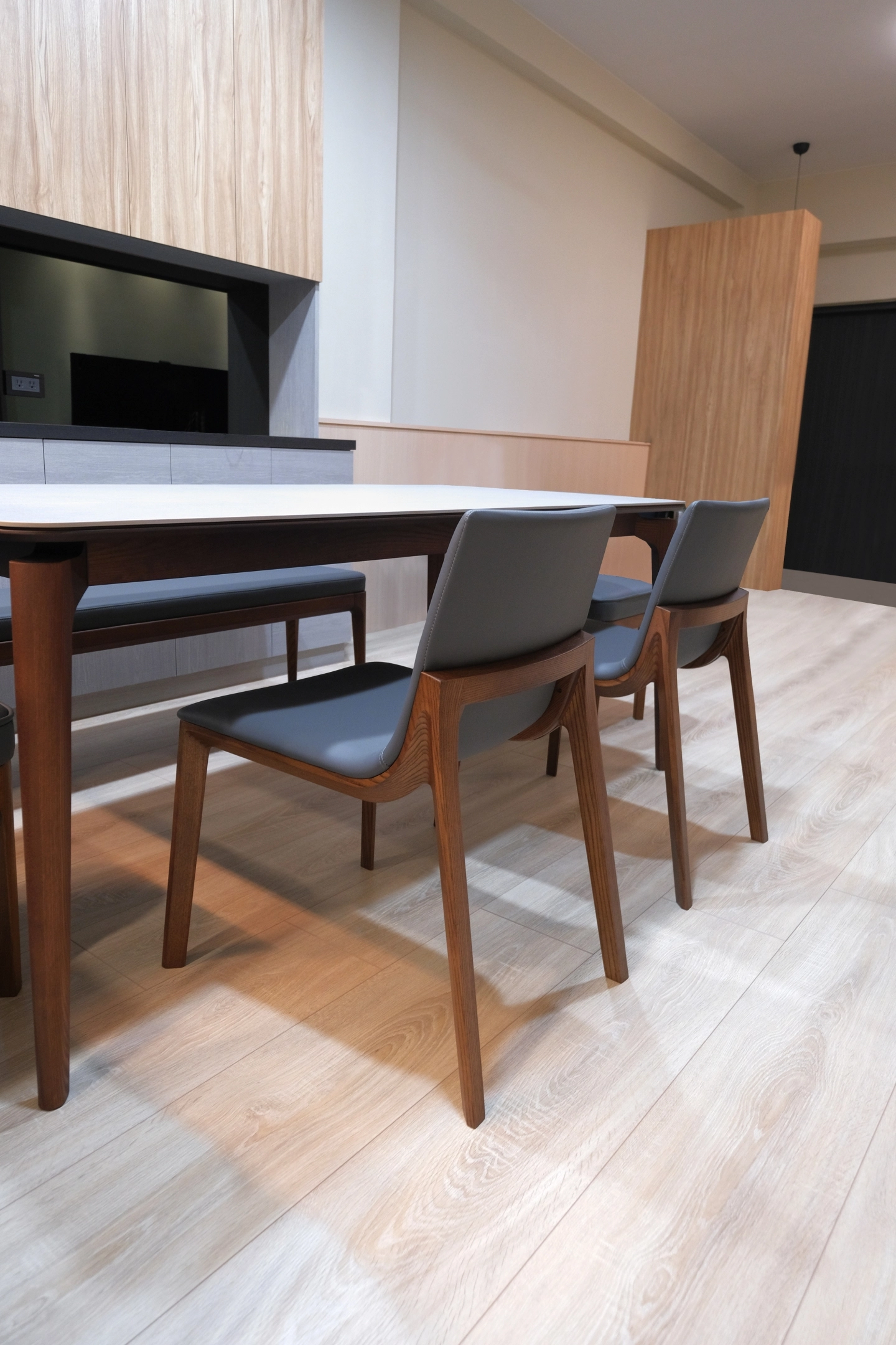 北美梣木餐椅款式搭配藍色皮革坐墊