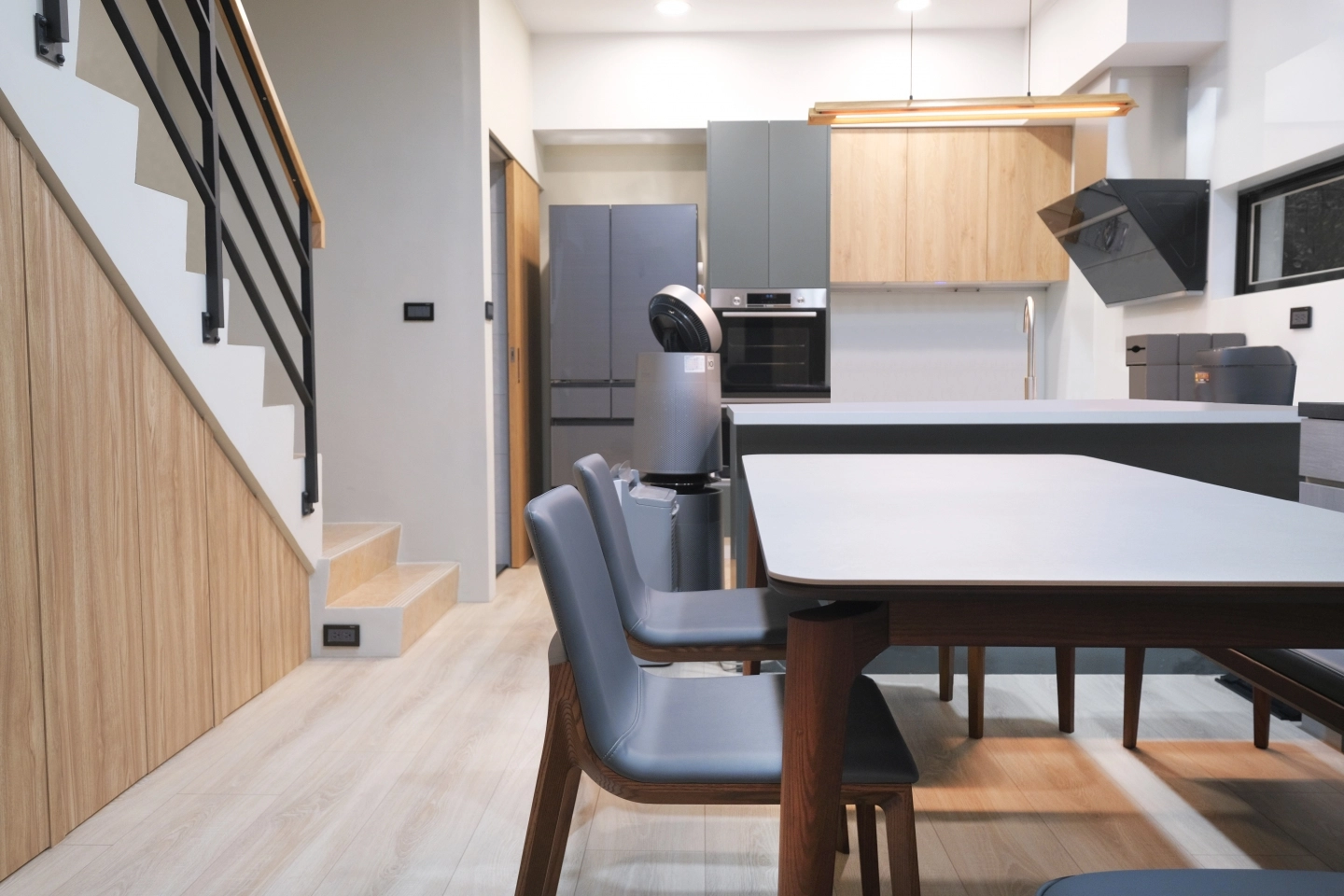 全實木胡桃木色餐桌與餐椅