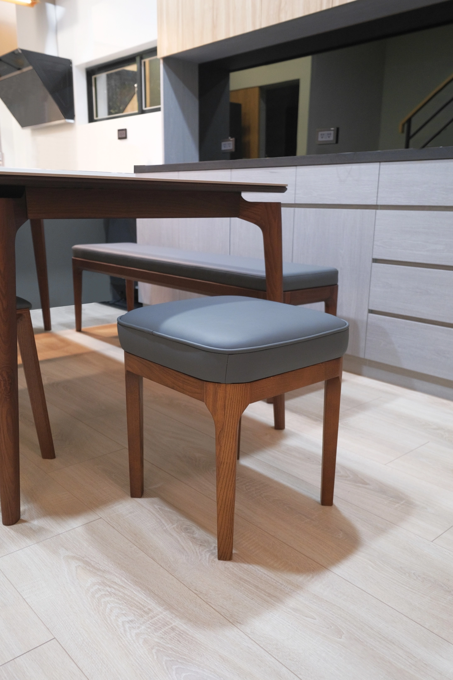 藍色皮革坐墊款式小凳