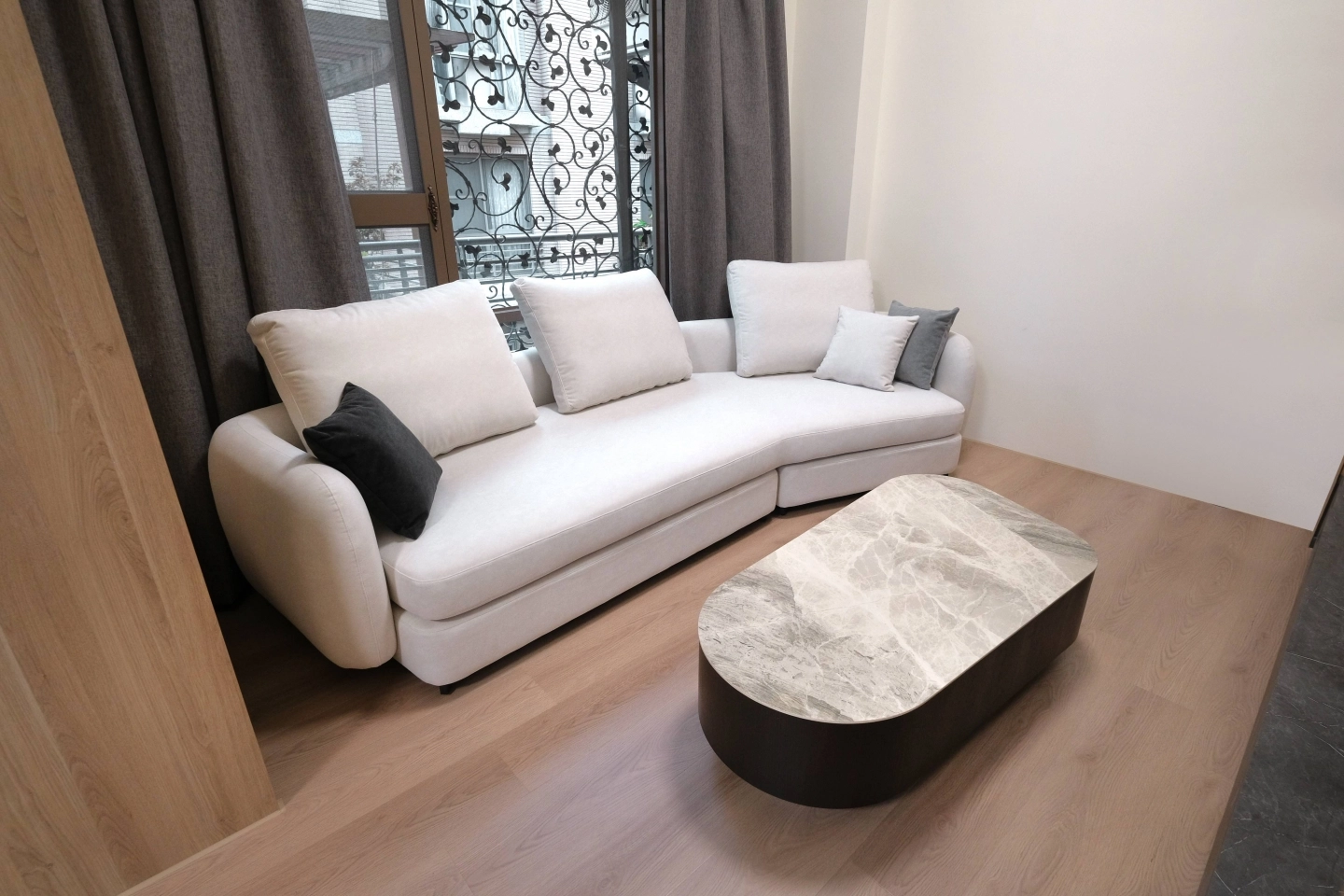 白色貓抓布沙發搭配岩板茶几款式