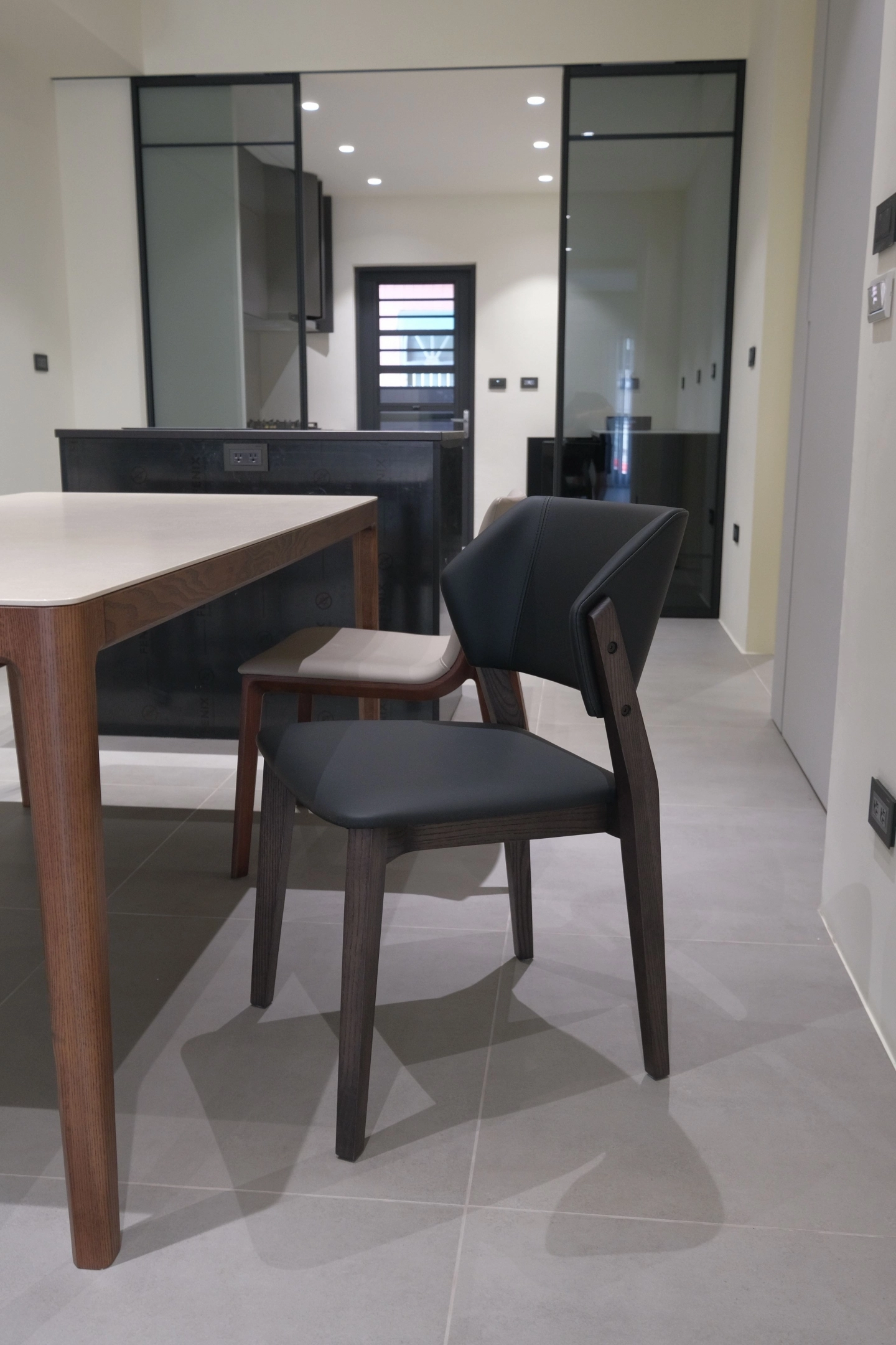 北美梣木與深色皮革坐墊餐椅款式