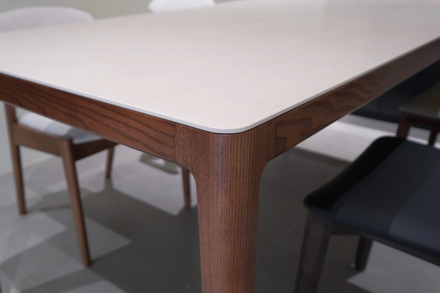 北美梣木實木餐桌與西班牙陶板桌面