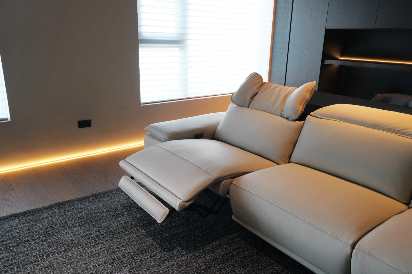 灰色牛皮電動沙發腿靠及頭枕電動調整