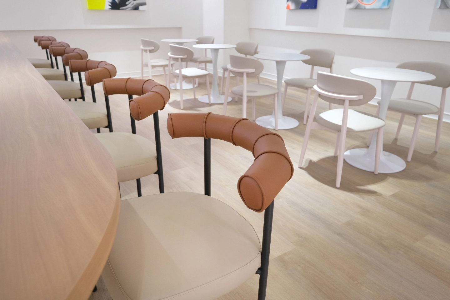 橘色皮革高腳吧檯椅