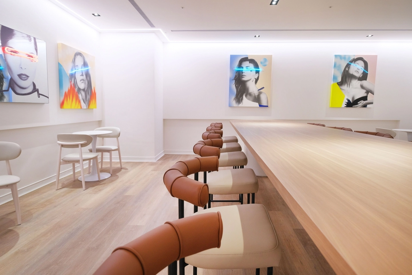 橘色背靠高腳吧檯椅