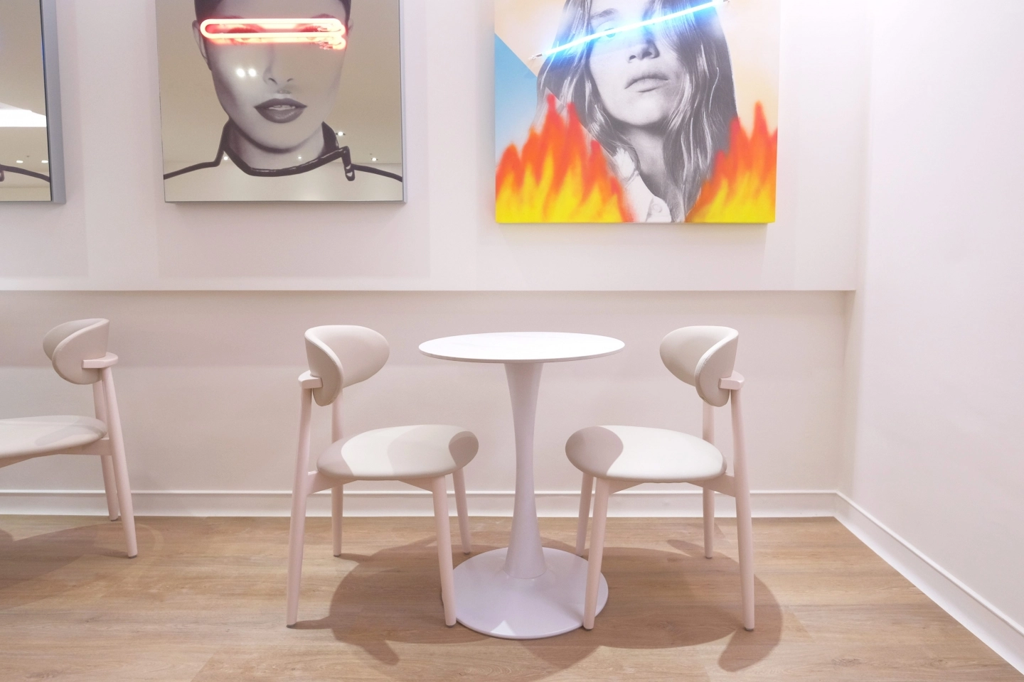 白色小圓桌搭配淺木色椅款