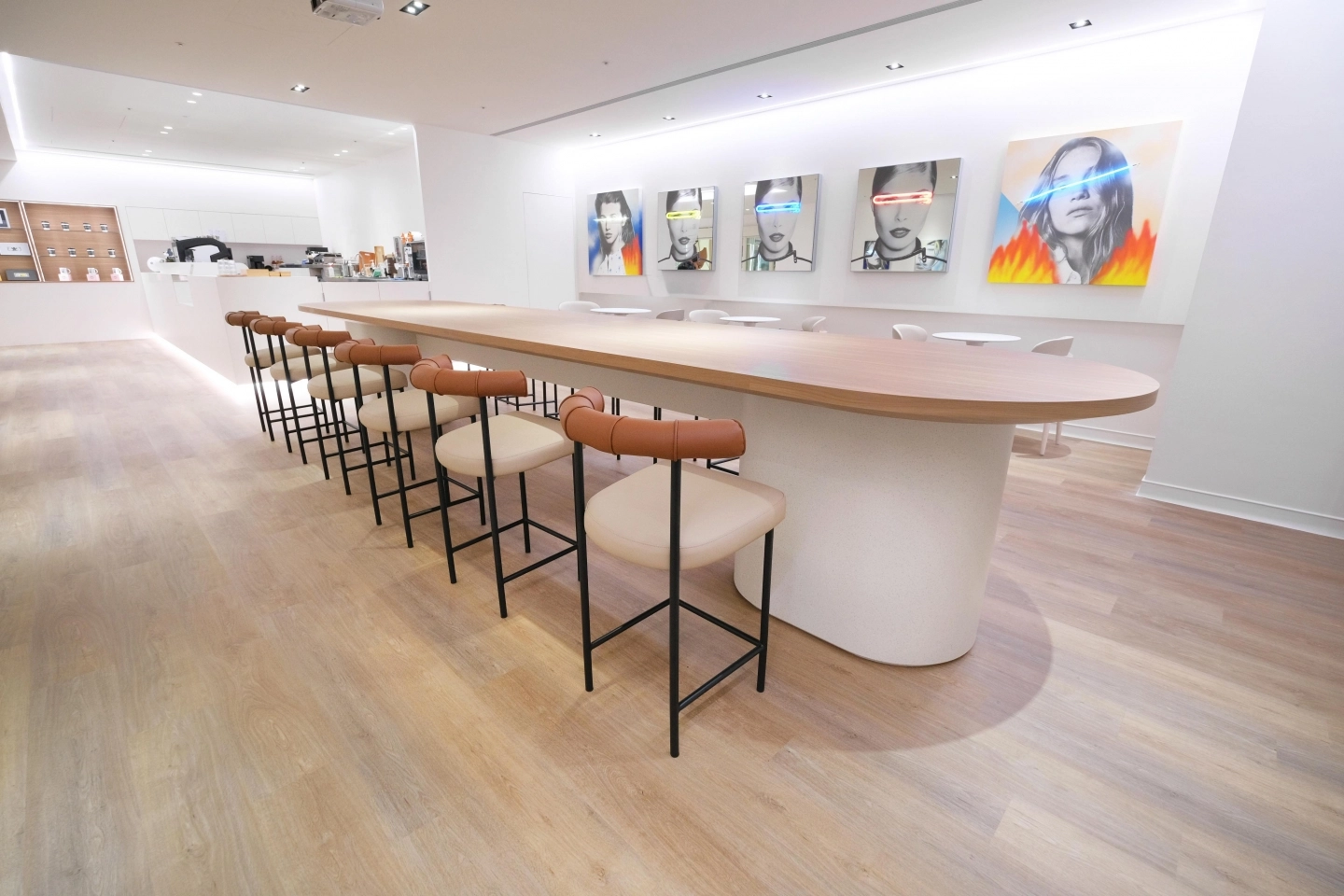 商業空間搭配鐵件高腳椅款