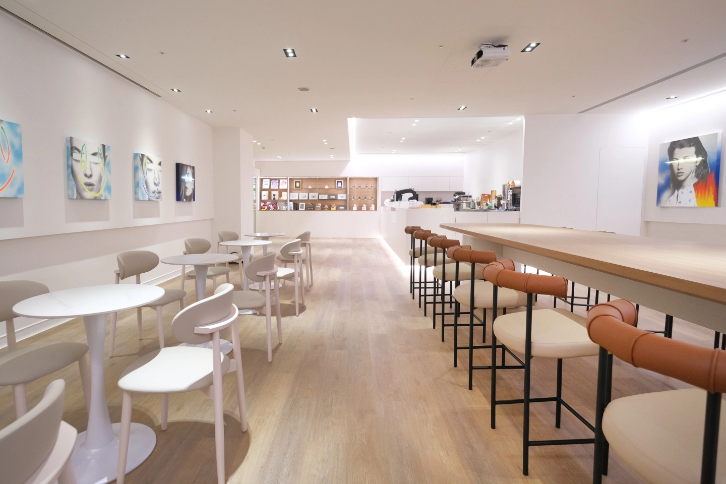 商業空間橘色靠背高腳椅款式