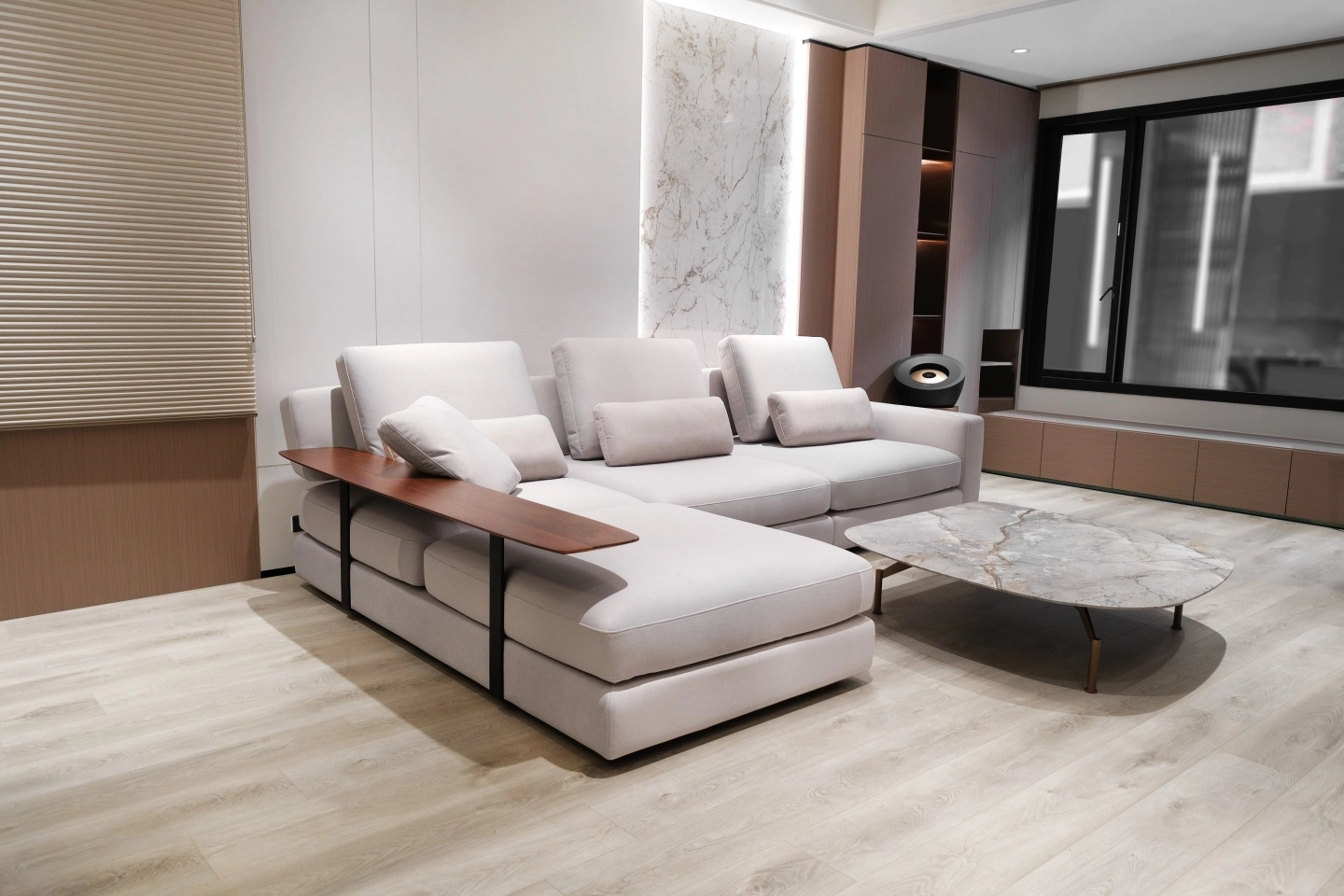 白色L型沙發搭配胡桃木扶手板