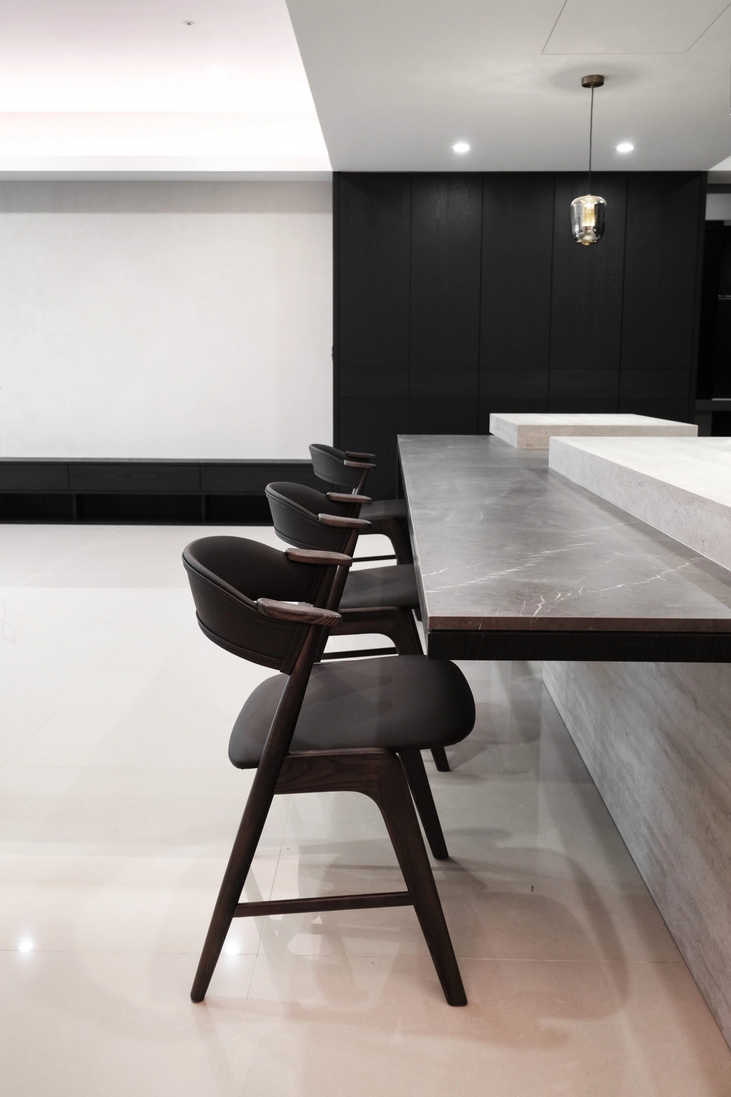 深色北美梣木實木餐椅搭配黑色皮革坐墊