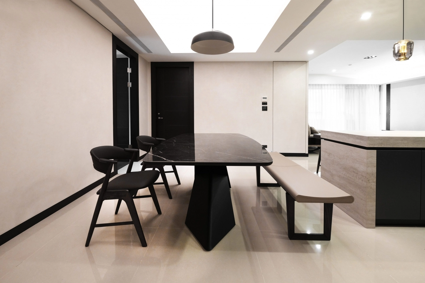 黑色石頭紋路義大利製造陶板餐桌與卡其色馬鞍皮革長板凳