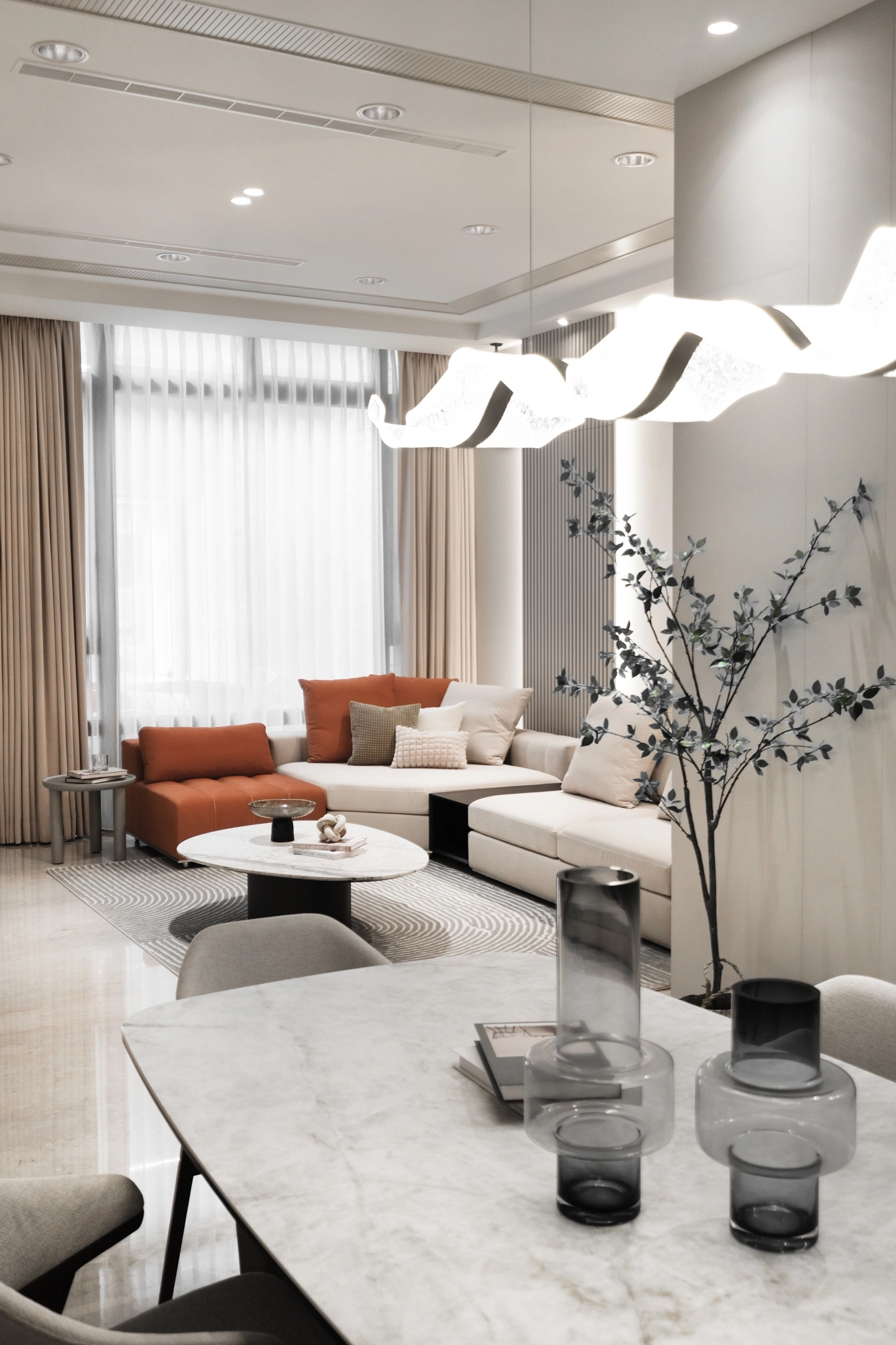 西班牙製造陶板餐桌桌面與天然大理石茶几搭配白色的低背沙發