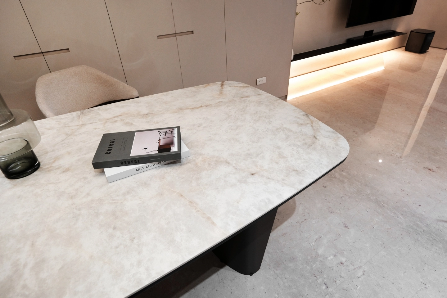 西班牙製造陶板桌,桌面名稱馴鹿石英