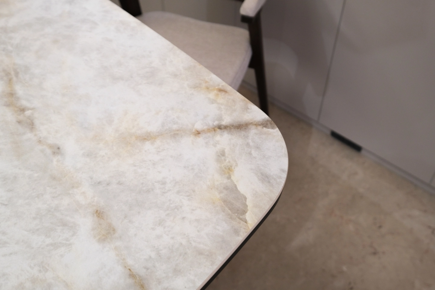 西班牙製造陶板桌面的細緻石頭紋路