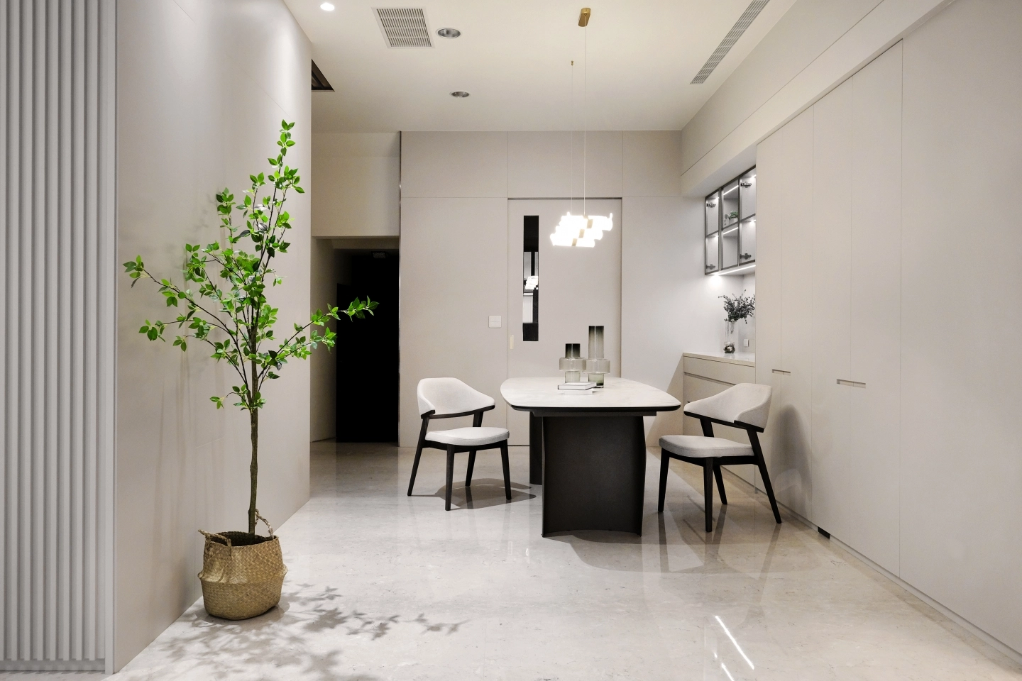 西班牙製造陶板桌面與台灣訂製鐵件造型桌腳座