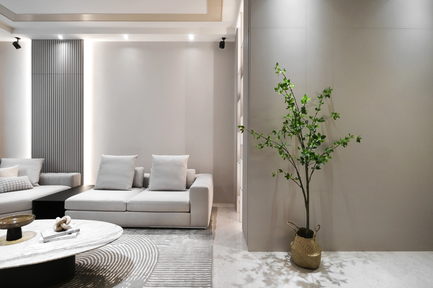 白色的沙發組搭配白色大理石茶几組