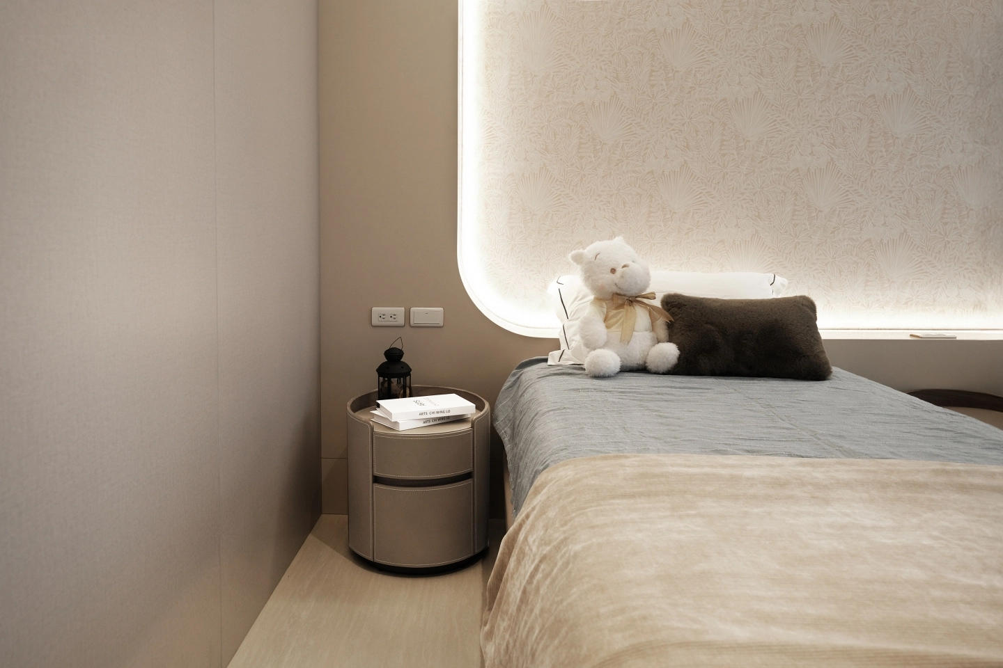 卡其色馬鞍皮革床頭櫃