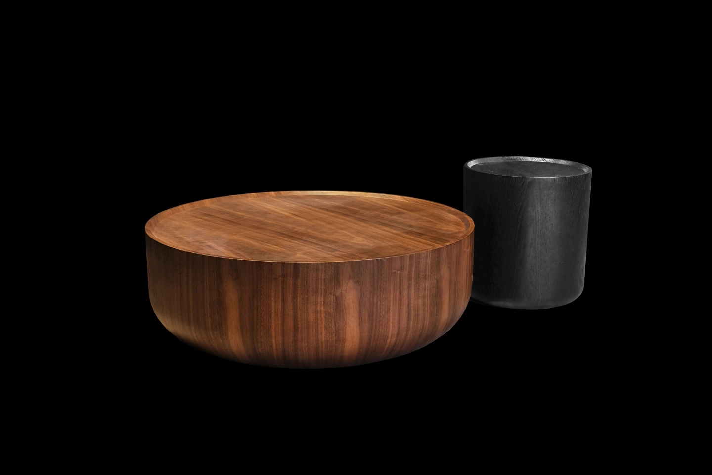 原木色的大圓形茶几與深木色的小圓形茶几